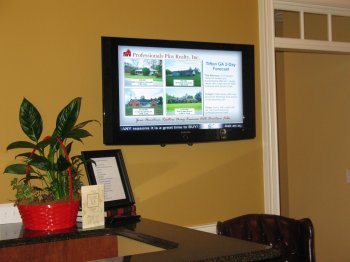 Pro Plus Realty uses digital signage in their lobby