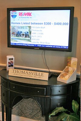 RE/MAX Thomasville's lobby digital signage by StrandVision